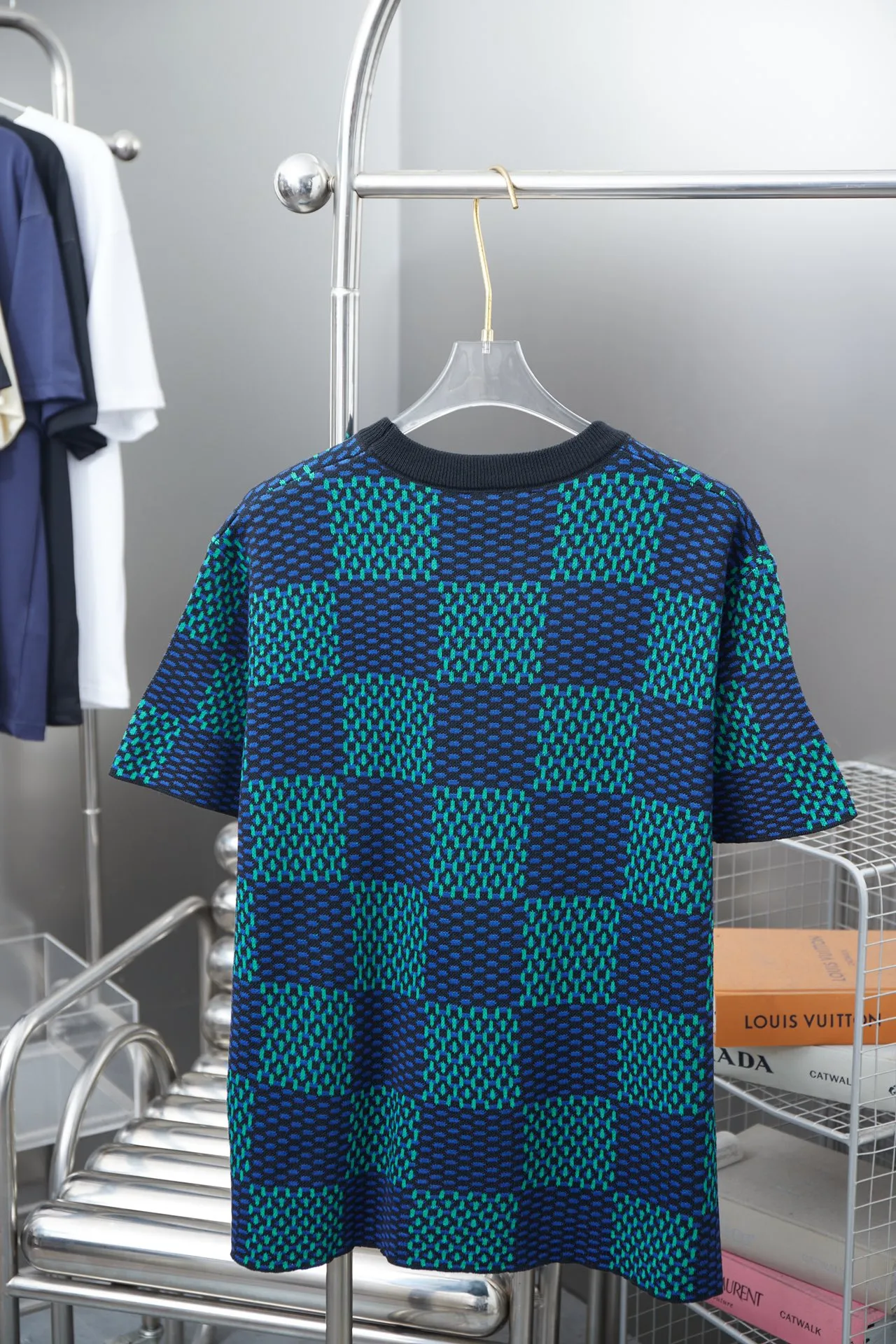 🅿️200 Louis LV 25ss spring and summer new style Checkerboard knitted short-sleeve Light luxury essential item for daily commuting for men and women Correct version Welcome to compare Detailed features · Made of high-viscosity cotton wool, with high count cotton added, dry and avoid stuffiness · Made of jacquard woven sheets imported from Germany, woven with Lv Monogram plaid intarsia, paired with knitting of the same style and color, presenting a unique three-dimensional texture · Double-needle sewing and cross-seam technology · Original main mark, washed tag, brand moisture-proof paper packaging Color: blue/grey Size: S/M/L/XL